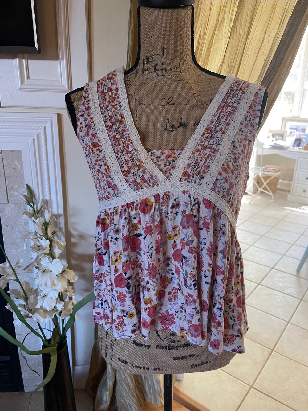 Blue Rain Pink Floral Lace-Trim V-Neck sleeveless top, S
